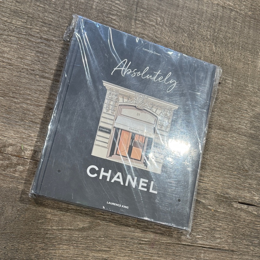 CHANEL Absolutely Coffee Table Book with Black and White Cover - Catherine Örmen - Picture 7 of 10
